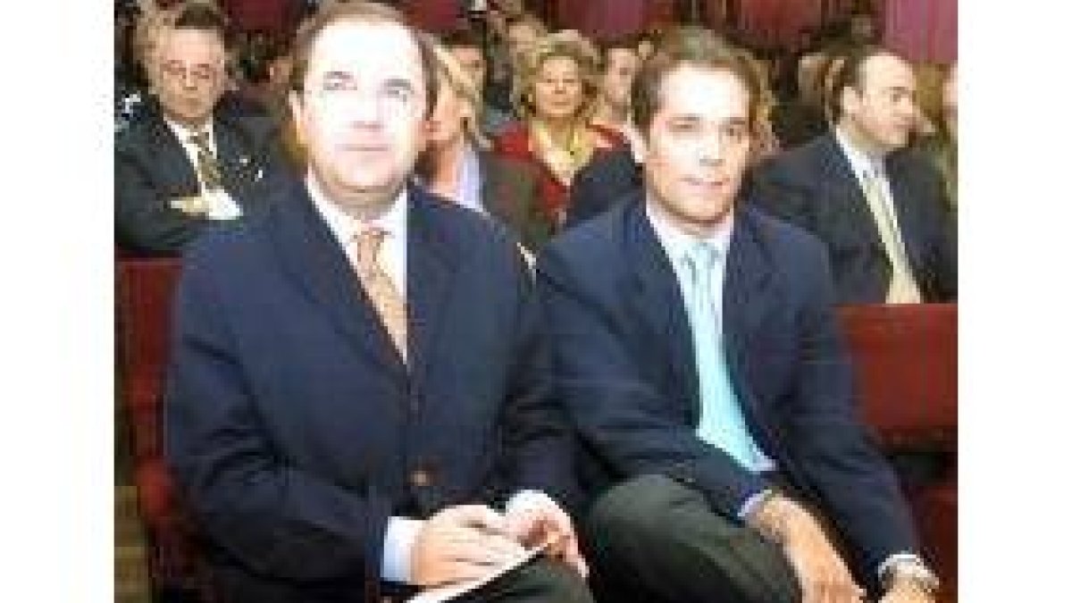 Juan Vicente Herrera y Jose María López Benito en un acto del partido