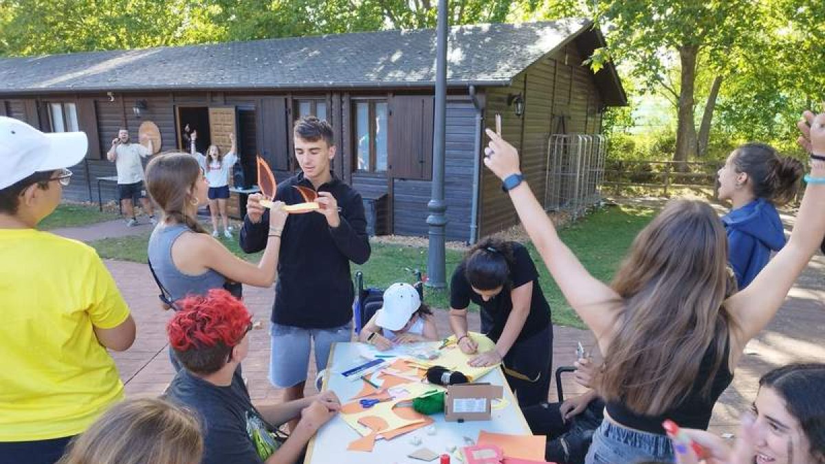 Niños disfrutando del campamento de Aspaym en Cubillos. DL