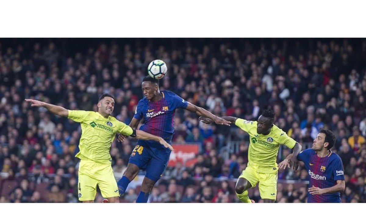 Yerry Mina cabecea a portería.