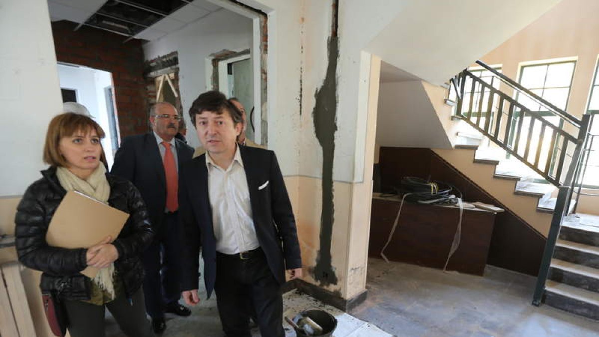 Samuel Folgueral visitó ayer las obras de reforma del antiguo Conservatorio en El Temple.