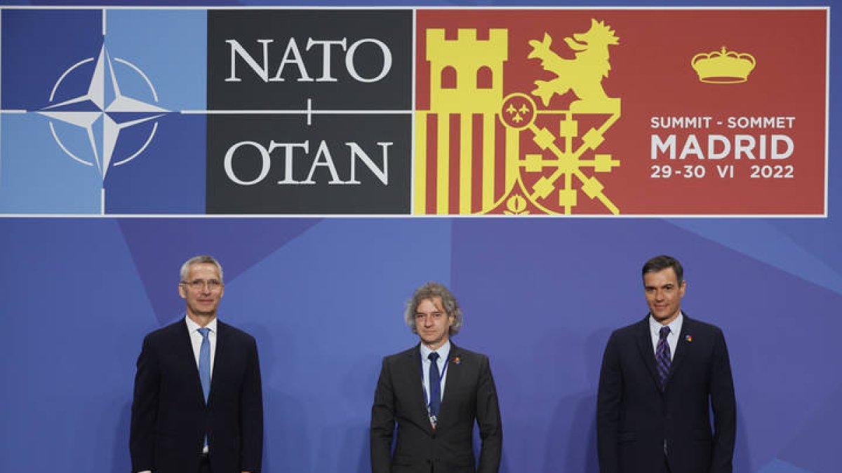El presidente del Gobierno, Pedro Sánchez (d) junto con el secretario general de la OTAN, Jens Stoltenberg (i), el primer ministro esloveno, Robert Golob (c), esperan al resto de mandatarios para la foto oficial durante la primera jornada de la cumbre de la OTAN que se celebra este miércoles en el recinto de Ifema, en Madrid JUANJO MARTÍN