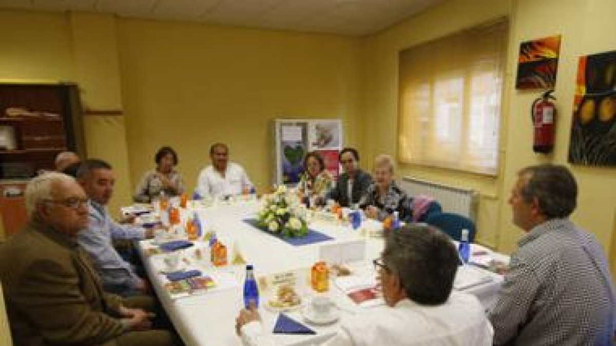 Fernández y Canuria, junto a los vecinos participantes.