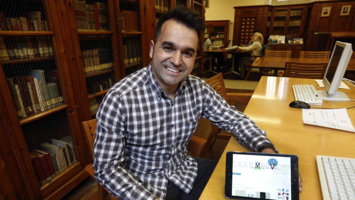 Manu Velasco muestra en la tableta uno de sus blogs. MARCIANO PÉREZ
