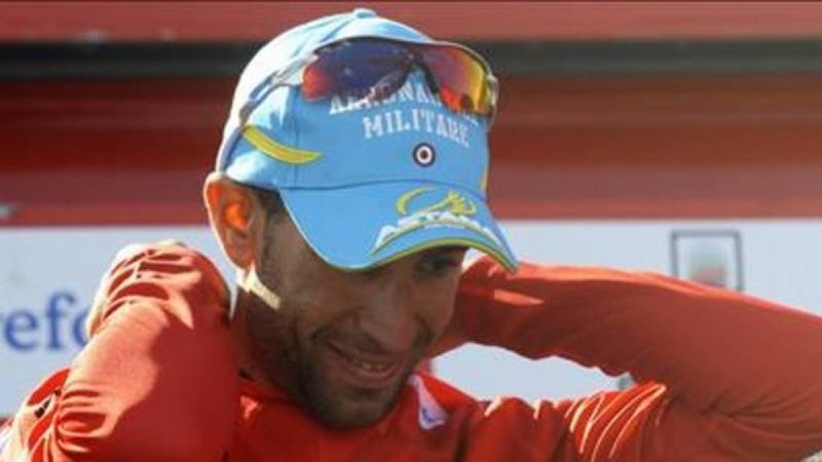 Vincenzo Nibali, con el jersey rojo que identifica al líder de la Vuelta.