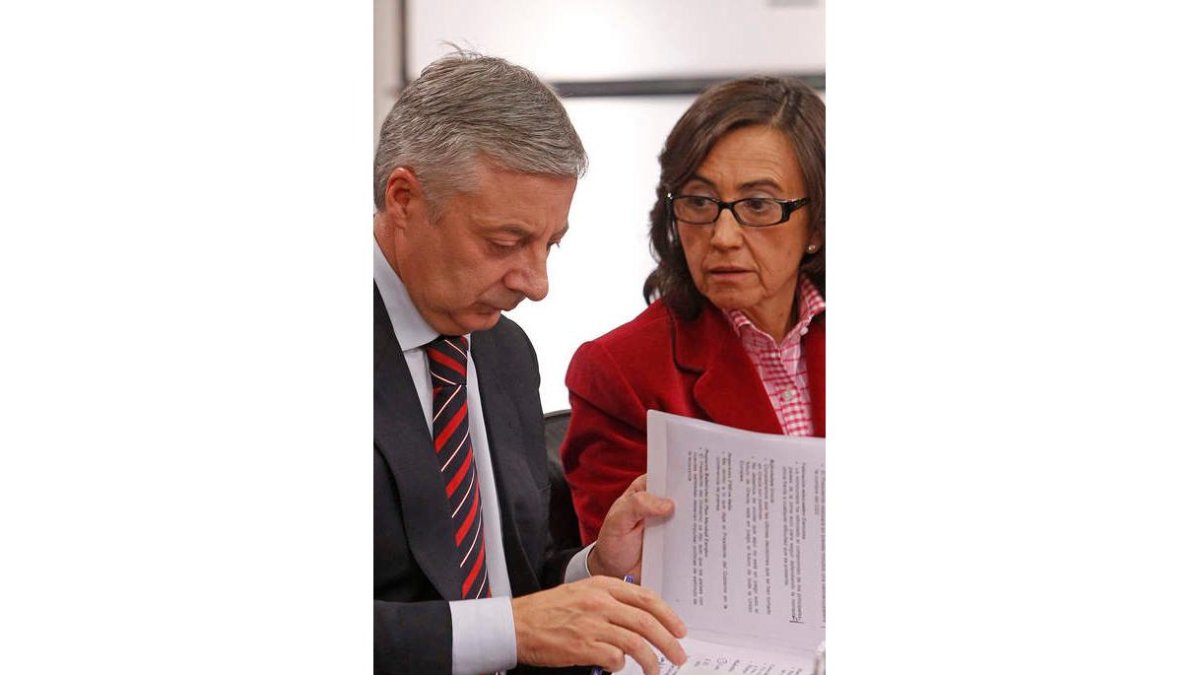 Blanco y Rosa Aguilar, tras el Consejo de Ministros.