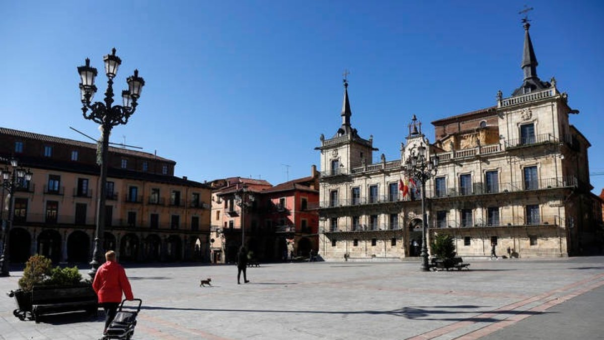Los talleres de artes plásticas se imparten en el edificio Mirador de la plaza Mayor. FERNANDO OTERO
