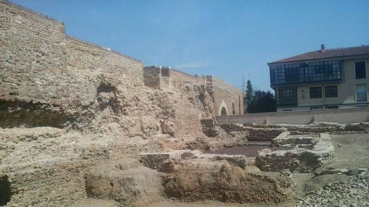 Los restos de barracones en la trasera de la Casona de Puerta Castillo que se han limpiado. SECUNDINO PÉREZ