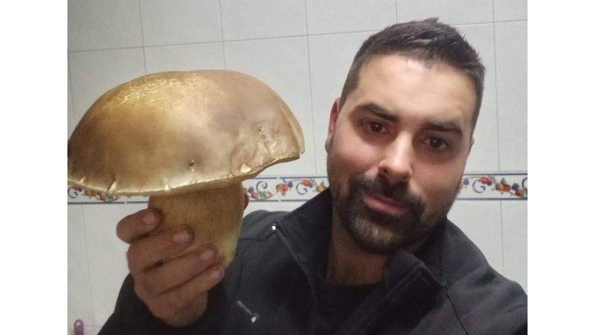 Antonio Puente sostiene en su mano derecha el boletus pinícola gigante. DL