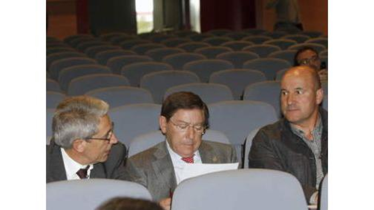 Dionisio Elías, Domingo Cueto y Luis Mezquita durante el sorteo