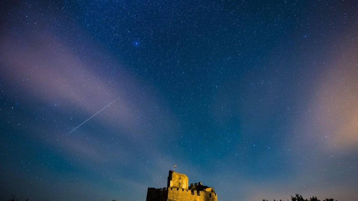 Lluvia de estrellas sobre el castillo de Holloko, cerca de Budapest (Hungria) /