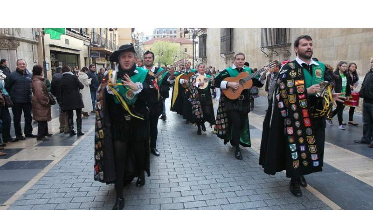 Pasacalles de las tunas por la Calle Ancha con destino al Barrio Húmedo.