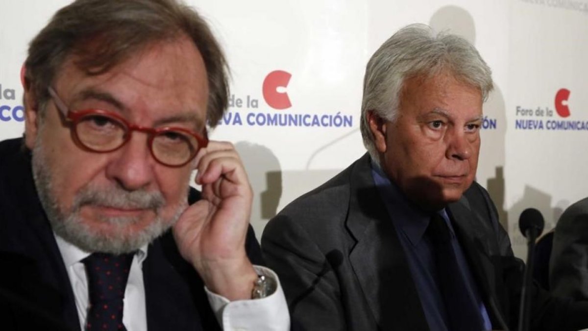 Juan Luis Cebrián y Felipe González, en un acto en Madrid en septiembre del 2013.