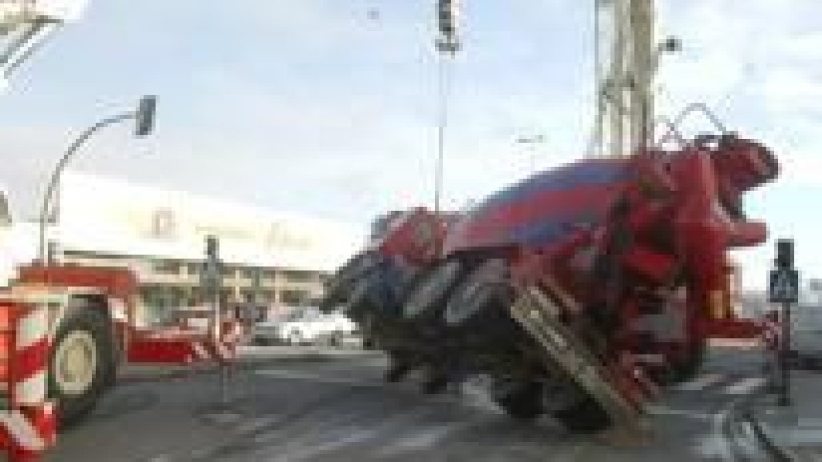 El camión hormigonera volcó ayer por la mañana en la Avenida de Portugal