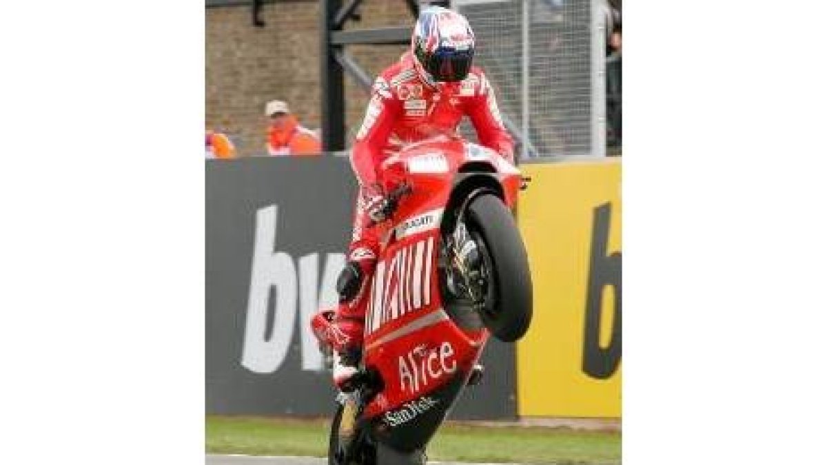 Stoner hace el caballito con su Ducati