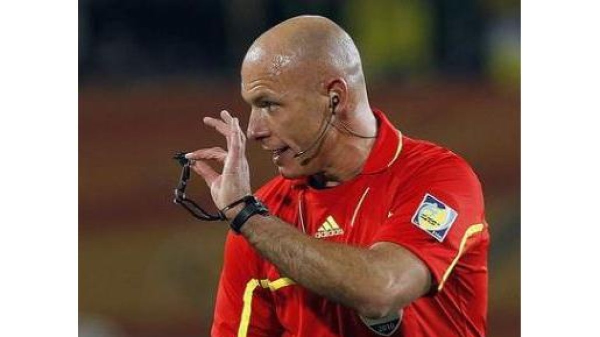 Howard Webb durante el partido entre Brasil y Chile.