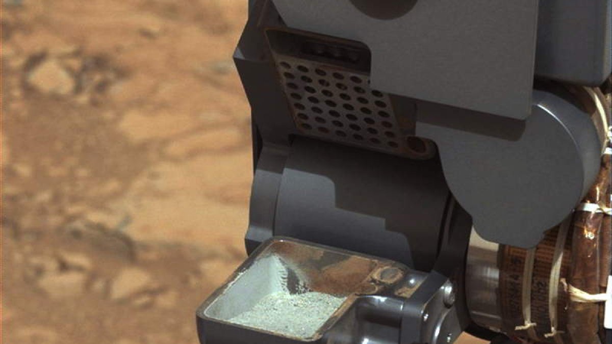 El robot explorador Curiosity y su primera muestra de roca pulverizada en Marte.