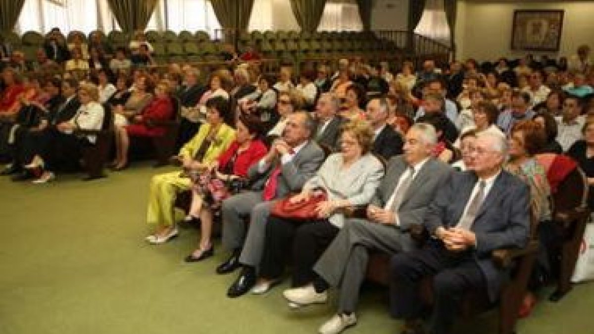 Los alumnos de la Universidad de la Experiencia durante la clausura de este curso.