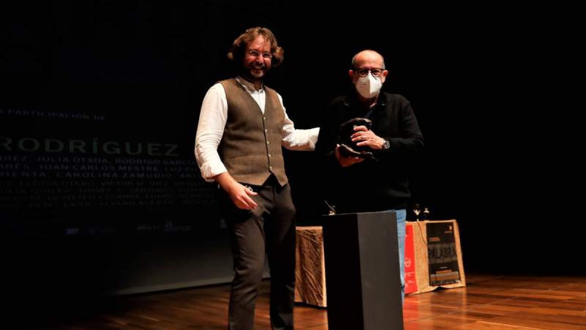Rafael Saravia entrega el premio Leteo a Silvio Rodríguez. RAMIRO