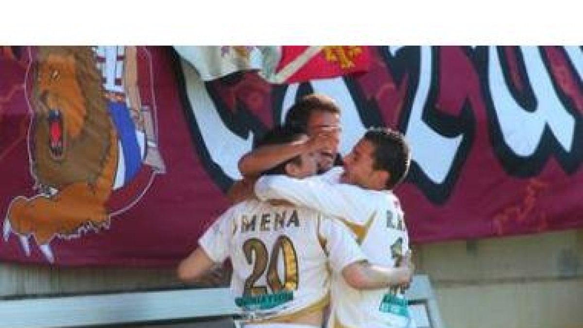 Esaú y Rivera abrazan a Pepe Mena, autor de los dos goles que remontaron el marcador inicial