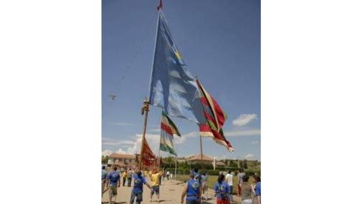 Los pendones acompañaron a la Virgen durante todo el recorrido