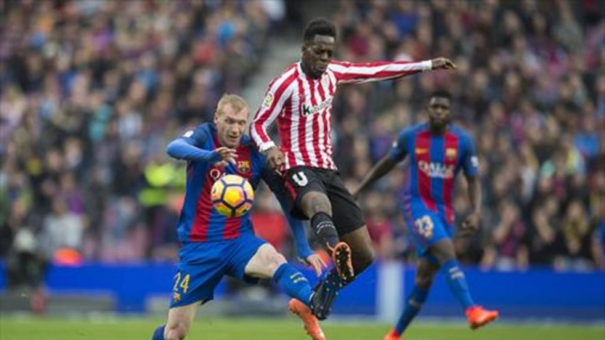 Mathieu y Williams pugnan por el balón.