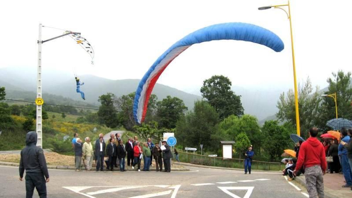 El parapente metálico (izquierda) se puede ver en la carretera de Noceda. A la derecha un parapentista realizó una exhibición.