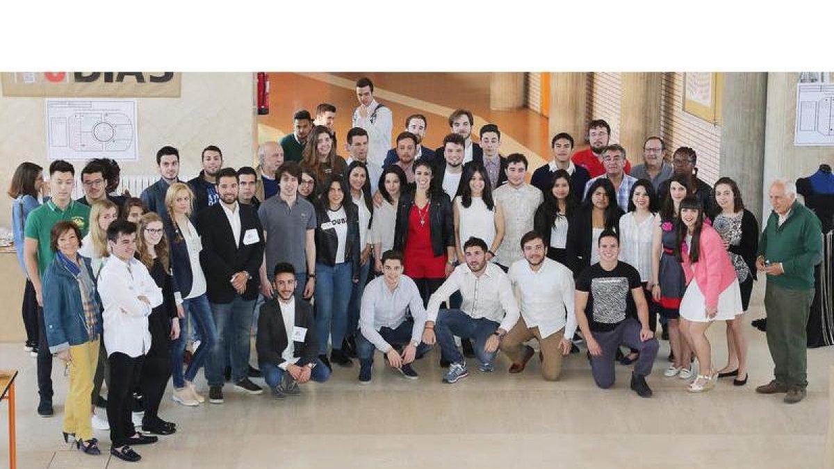 Los participantes en la iniciativa de Económicas posan juntos ayer en el recibidor de la facultad. SECUNDINO PÉREZ