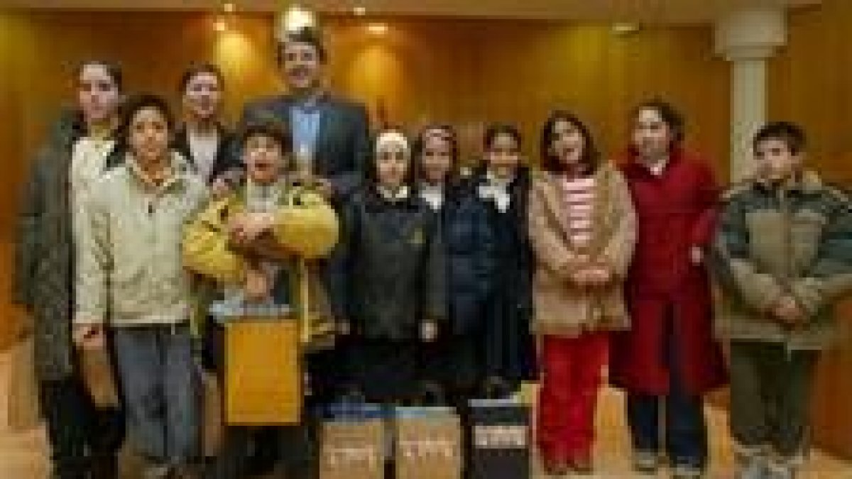 Los jóvenes premiados en el concurso «Exprímete» recibieron sus galardones en el Ayuntamiento