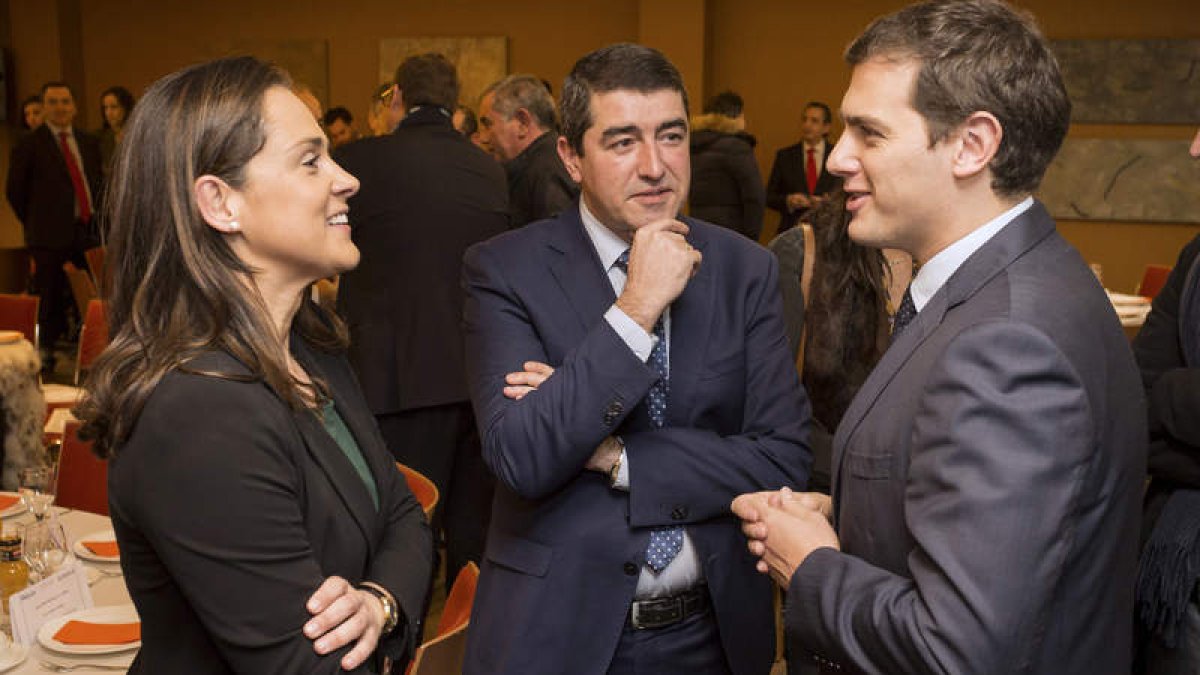 Albert Rivera conversa con la consejera delegada de Edigrup, Adriana Ulibarri, y Pablo Lago. R. GARCÍA