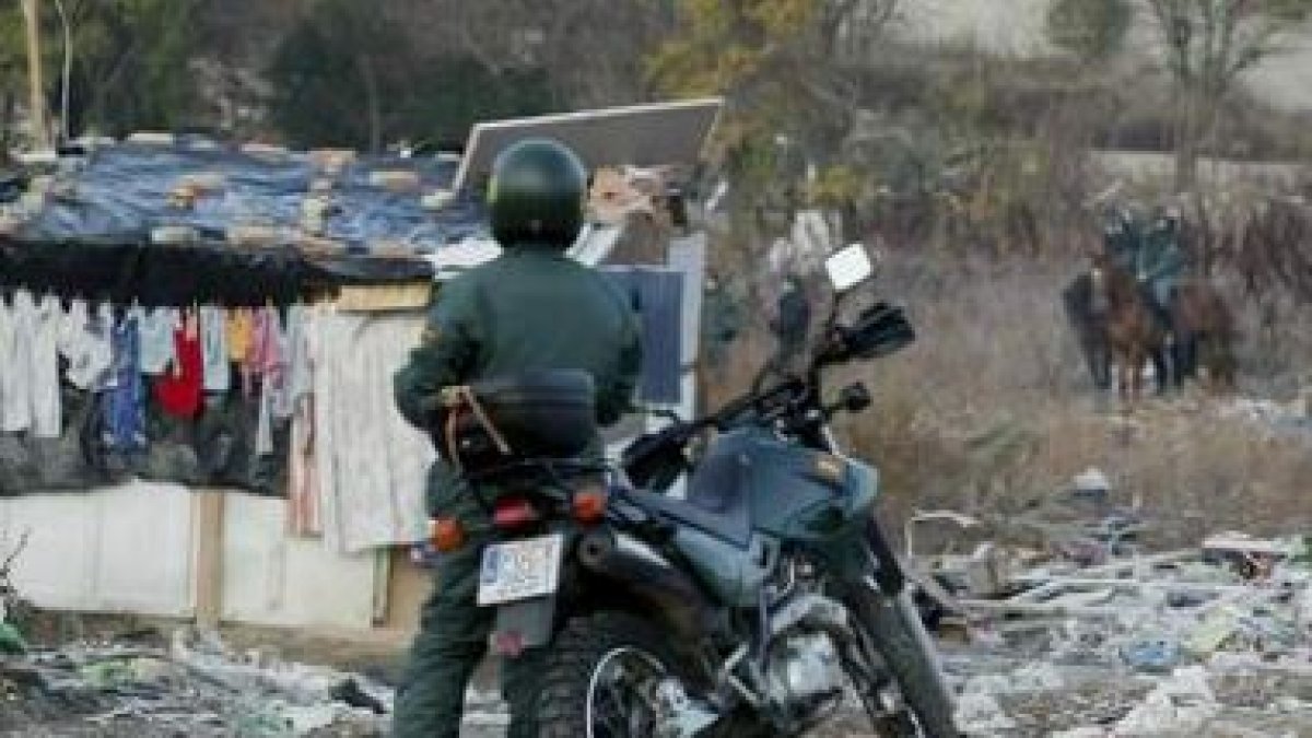Agentes motorizados y a caballo, durante la redada.