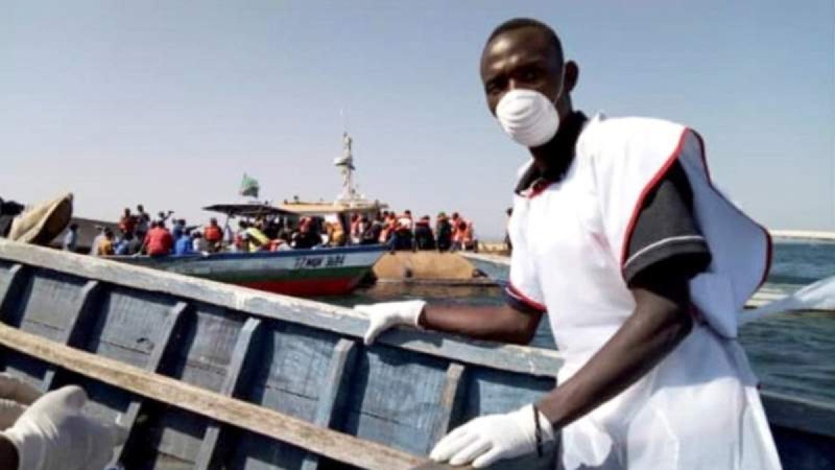 Un voluntario en la tarea de rescate en el lago Victoria. CRUZ ROJA
