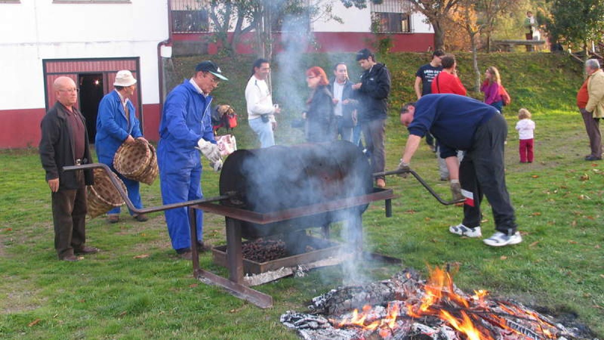 El gran tambor con el que se asan las castañas en los magostos de CIT de Santa Marina.