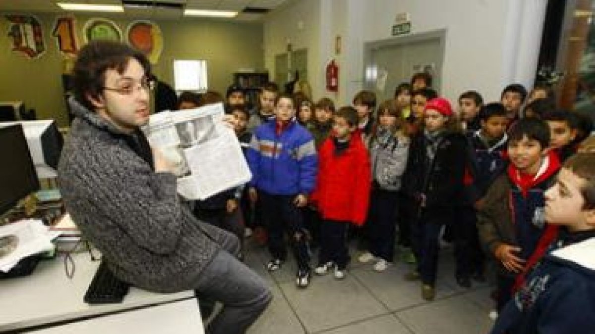 Un redactor de Diario de León explica a los alumnos el funcionamiento del periódico.