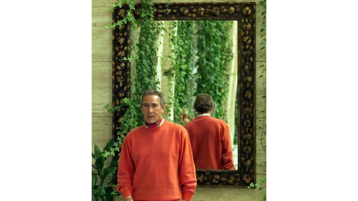 El escritor Antonio Gala posando ante un espejo. XURXO LOBATO