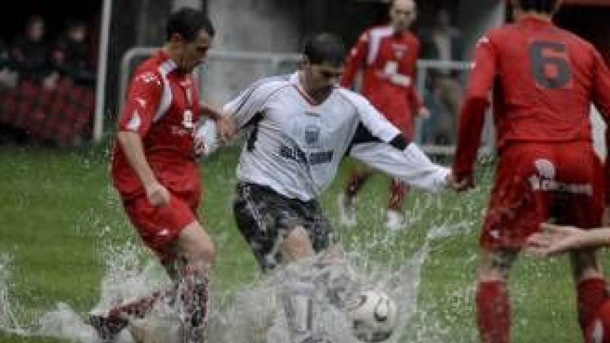 La lluvia se convirtió en el mayor enemigo de ambos equipos