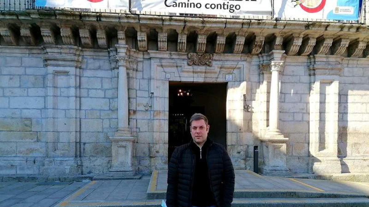 El bercianista de CB, Iván Alonso, ayer al término de la reunión con el alcalde, que no quiso foto. DL