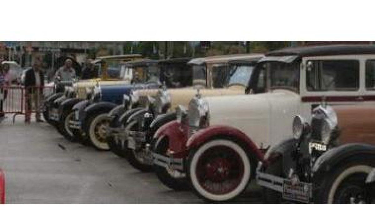 Los coches de época estuvieron expuestos en el aparcamiento del Museo del Ferrocarril entre las 18.0