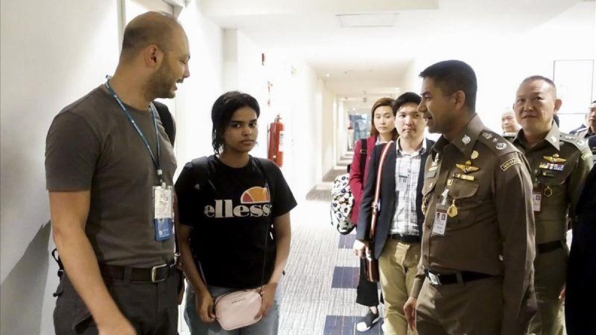 Rahaf, junto a oficiales de inmigración de la ONU en el aeropuerto de Bangkok.