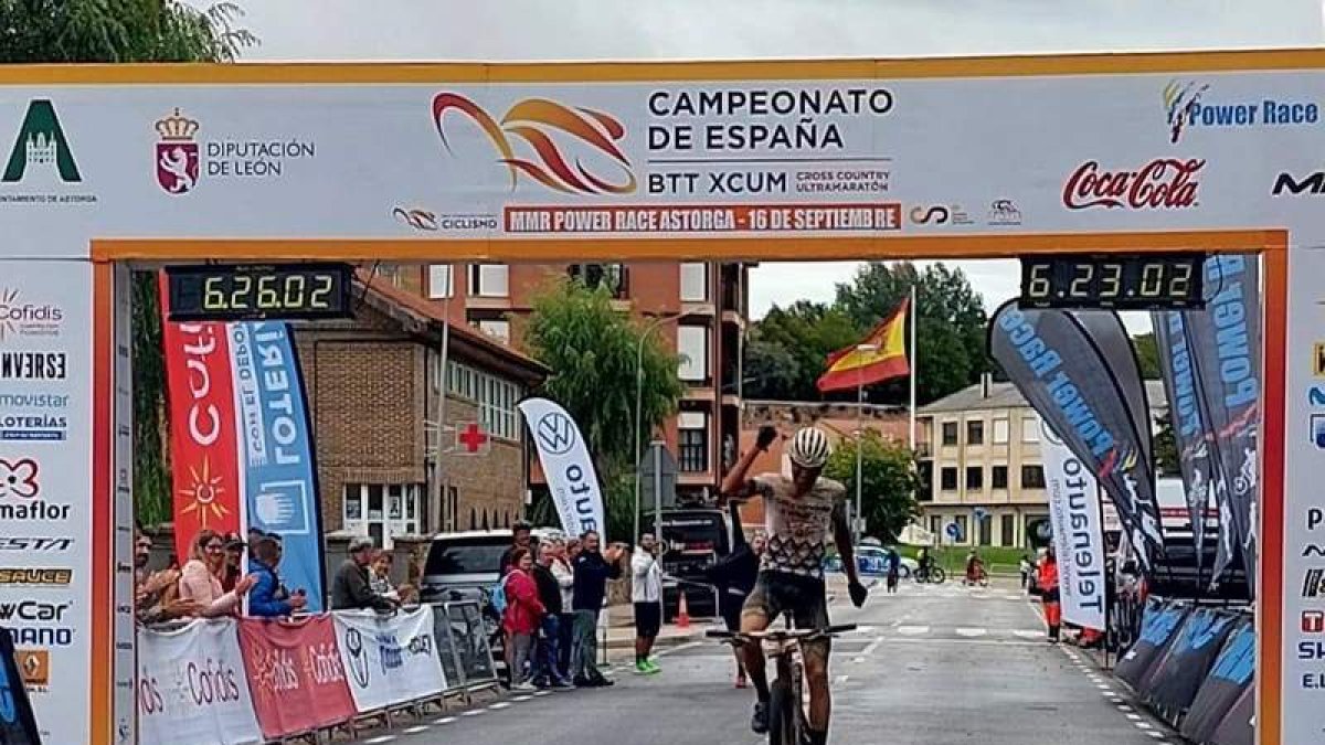 Roberto Bou celebra su triunfo en la línea de meta. ÓSCAR MG