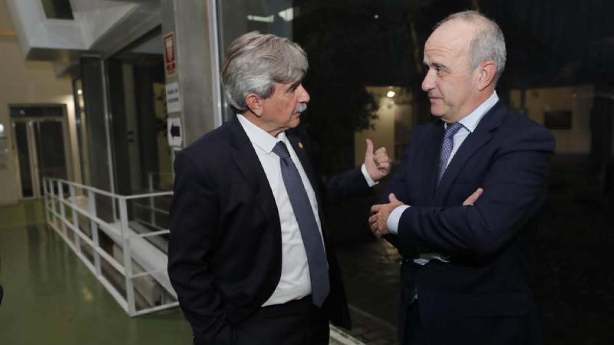 El rector de la ULE, Marín, y el de la Uned, Ricardo Mairal. LDM