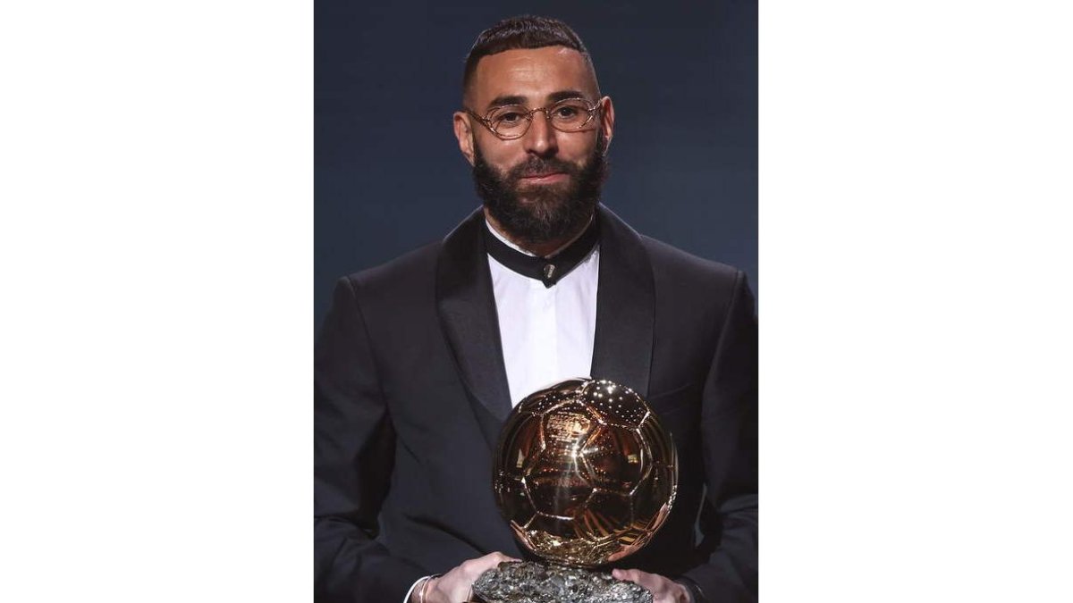 Karim Benzema ya tiene en sus manos el Balón de Oro. MOHAMMED BADRA