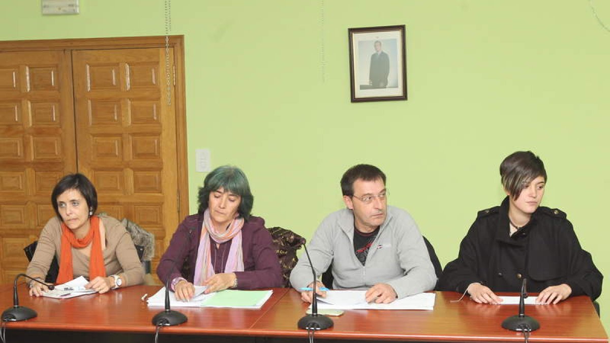Bancada del grupo socialista en Cacabelos.