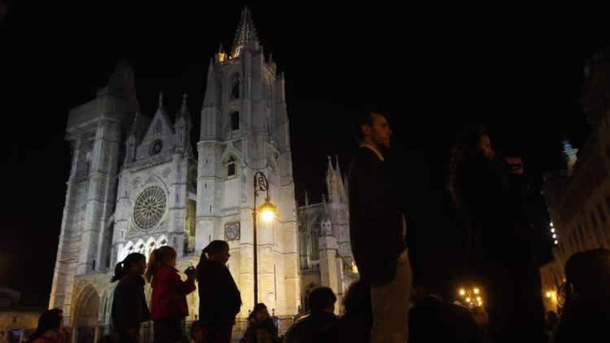 Numeroso público siguió la procesión mientras la luz volvía a la Pulchra tras la hora de apagón decretada por el Ayuntamiento.