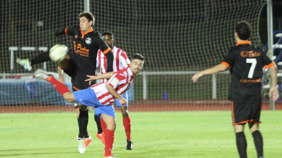 El equipo rojiblanco sumó tres puntos de oro ante un rival directo y consigue la permanencia. ANA F. BARREDO