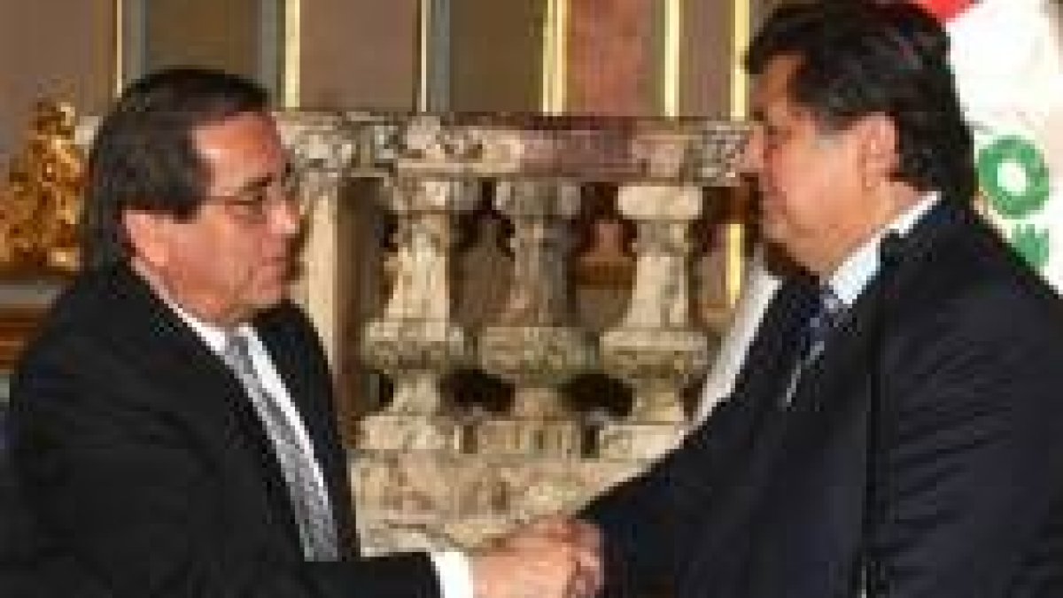 García saluda a Jorge del Castillo tras aceptar la dimisión de su gabinete