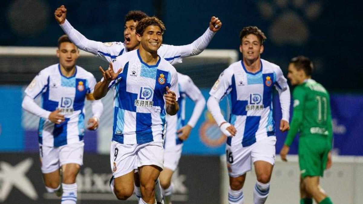 Becerra celebra uno de los 11 goles anotados la pasada temporada con el Espanyol B. LA GRADA