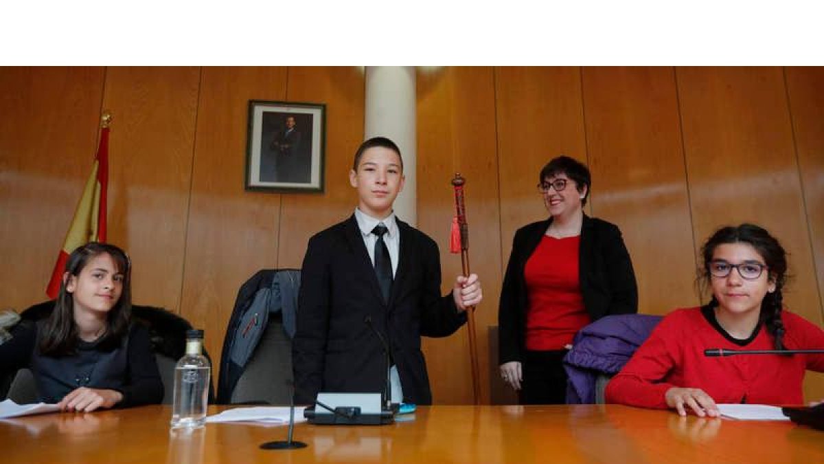 Roberto Martínez Badea, de 11 años, recibió el bastón de mando por unos minutos. JESÚS F. SALVADORES