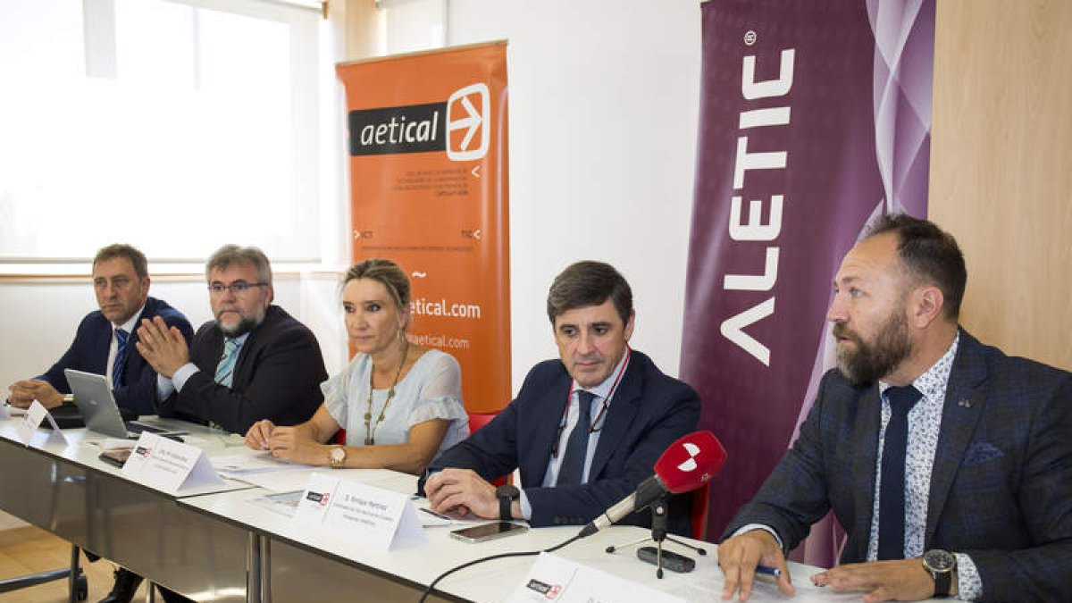 Castro, Lorenzo, Seco, Martínez y Fuertes, en la presentación en el parque tecnológico. F. OTERO PERANDONES