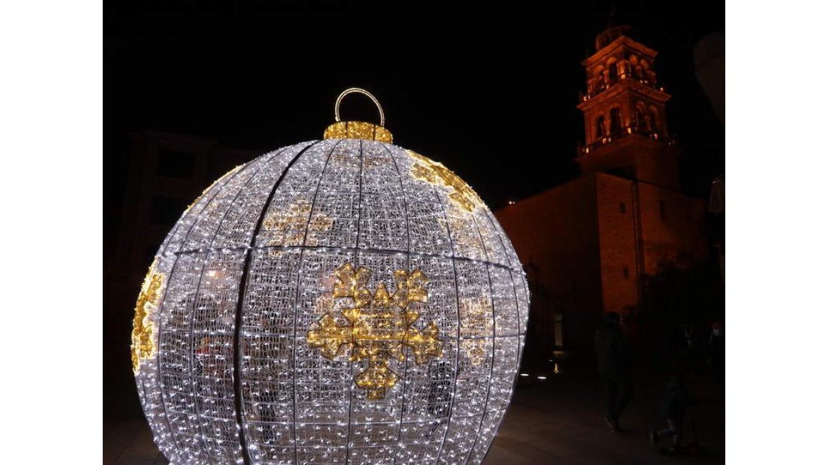 Este año, una bola de Navidad luminosa y gigante ha tomado la plaza de la Encina. Puede verse la Basílica al fondo.
