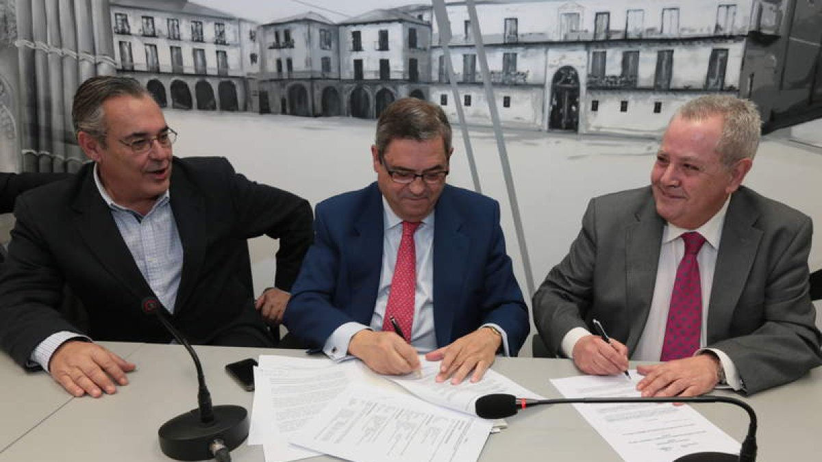 Agustín Rajoy, Javier Ajenjo y Ángel Villa, en la firma.